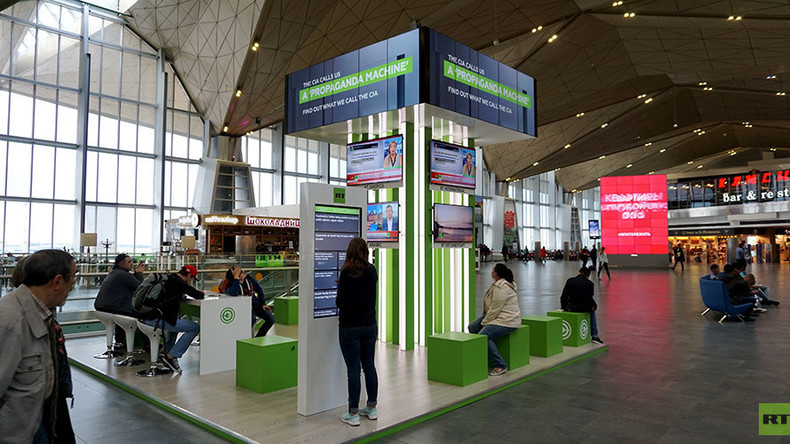 «Vous avez raté votre vol ? Perdu une élection ? C'est de notre faute !»: la pub de RT agite Twitter