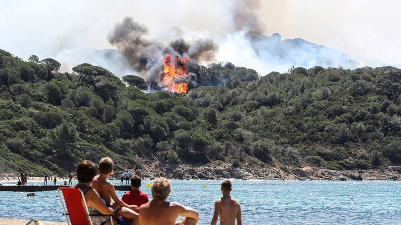 De violents incendies ravagent le sud-est et contraignent 10 000 personnes à l'évacuation (IMAGES)