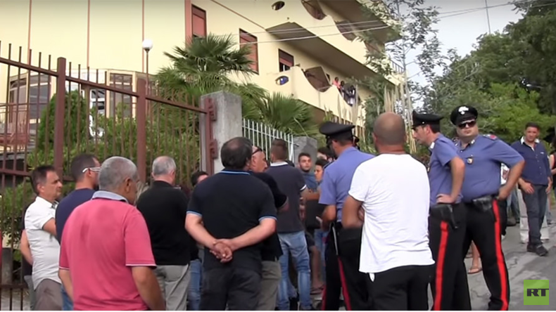 «Le gouvernement investit pour les migrants et pas dans notre ville» : un maire italien répond à RT