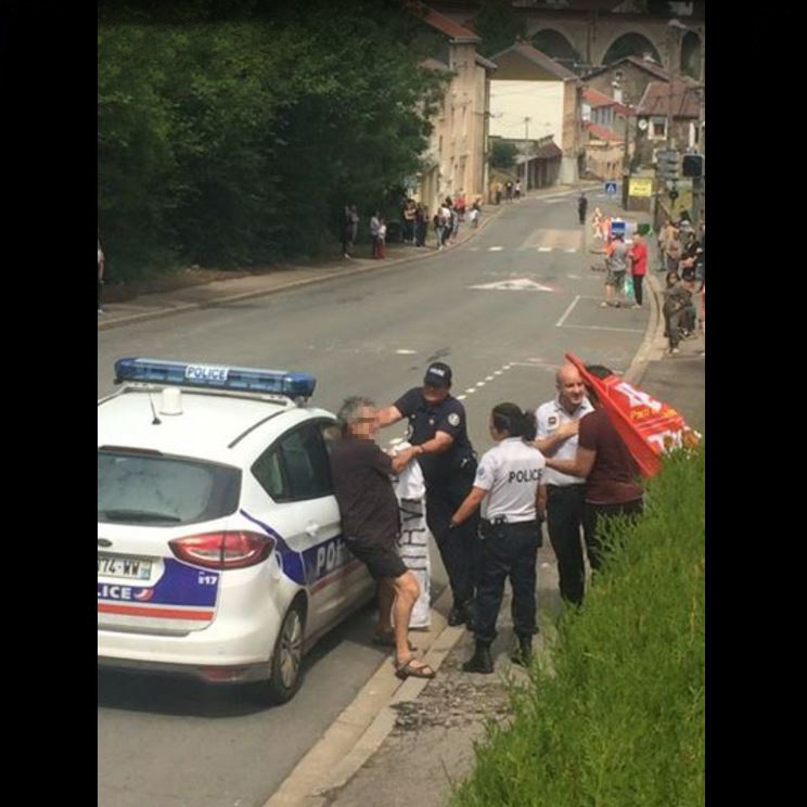«Non à la loi Travail» : la banderole qui ne passe pas dans le Tour de France (IMAGES)
