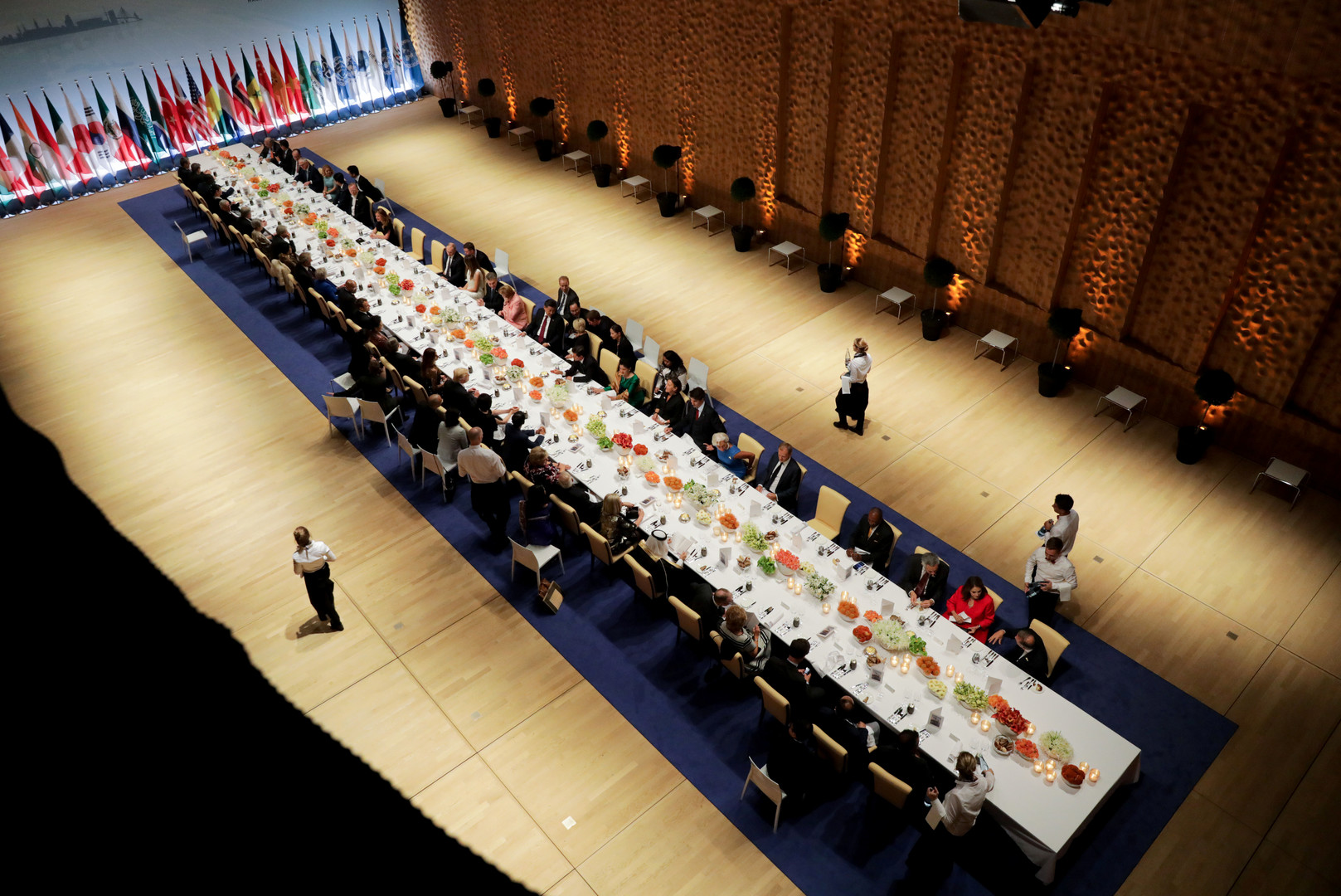 Les images du dîner du G20 laissent voir qui est assis à côté de Trump, Merkel ou Poutine