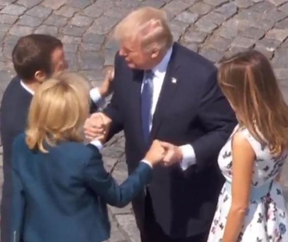 Encore une ! Trump et Macron échangent une poignée de main interminable sur les Champs-Elysées