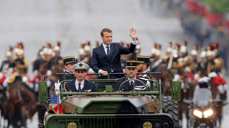 Emmanuel Macron sur les Champs-Elysées 