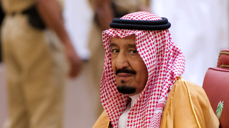 Excès de zèle : un écrivain saoudien renvoyé de son journal pour avoir comparé le roi Salmane à Dieu
