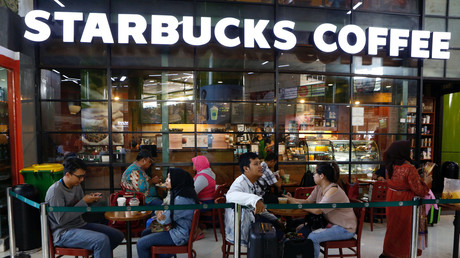 Des clients attablés à la terrasse d'un Starbucks Café à Jakarta 
