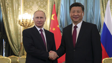 «De très bons voisins» : A Moscou, Poutine et Xi Jinping saluent le partenariat russo-chinois