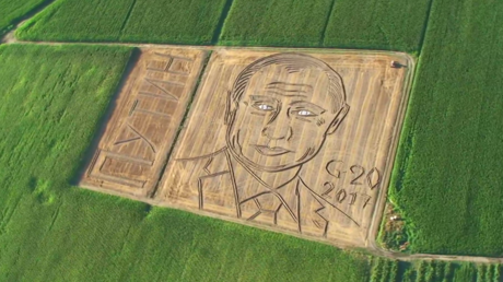 En Italie, un champ de maïs transformé en... portrait de Vladimir Poutine (VIDEO)