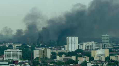 Des panaches de fumée noire témoignent des débordements des anti-G20