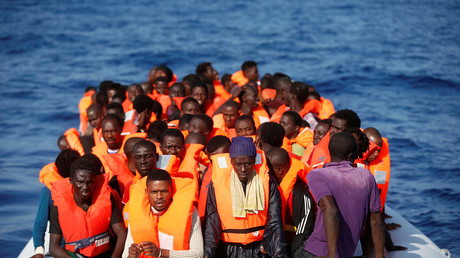 «Défendons l'Europe» : les identitaires dépêchent un navire contre l'immigration en Méditerranée