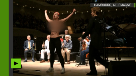 Allemagne : les Femen font irruption sur la scène pendant un concert de Woody Allen (VIDEO)