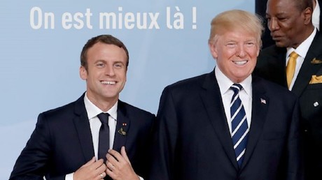 Poussez-vous, excusez-moi... Trump, Macron : de l'art de jouer des coudes !