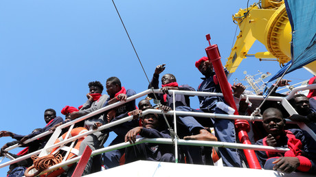 Migrants arrivant au port italien de Crotone