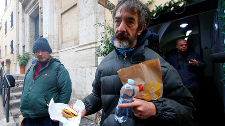 Un homme bénéficie d'une distribution de hamburgers par une organisation caritative à Rome en janvier 2017, photo ©Tony Gentile/Reuters