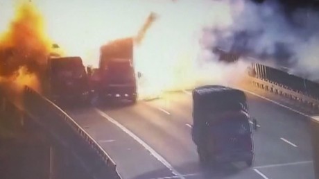 Chine : une collision entre deux camions provoque une violente explosion (VIDEO)