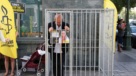 Le directeur de la section belge francophone d’Amnesty International Philippe Hensmans près de l'ambassade de Turquie à Bruxelles, le 10 juillet 2017
