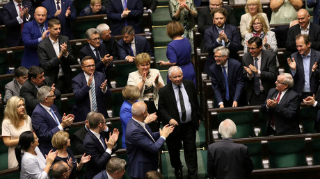  Jaroslaw Kaczynski, leader du parti Droit et justice, applaudi par les députés en juillet 2017 