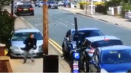Une voiture fonce à toute vitesse sur des jeunes pendant une bagarre de rue à Londres (VIDEO) 