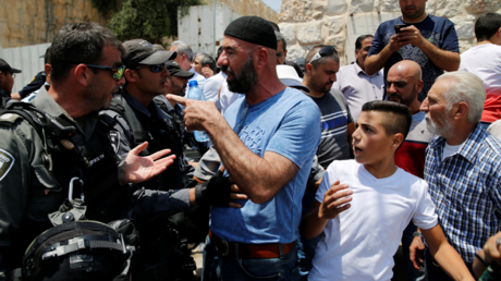 Des policiers israéliens frappent un musulman au visage près de l'esplanade des Mosquées (VIDEO)