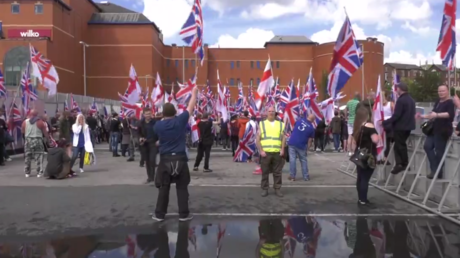 Royaume-Uni : des militants d'extrême droite et leurs opposants manifestent à Rochdale