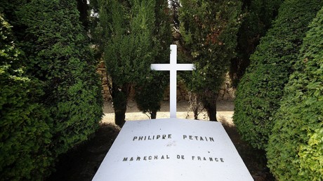 Croix brisée et inscriptions à la bombe : la tombe du maréchal Pétain vandalisée