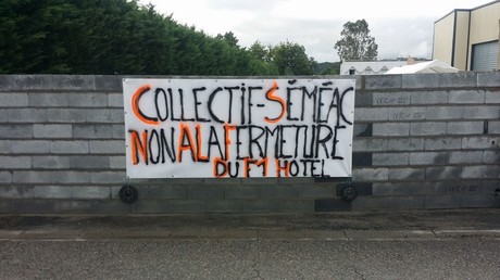 Des riverains murent un hôtel destiné à accueillir des migrants dans les Hautes-Pyrénées (PHOTOS)