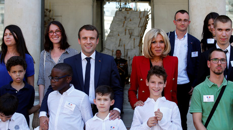 Emmanuel et Brigitte Macron recevant des enfants autistes à l'Elysée 