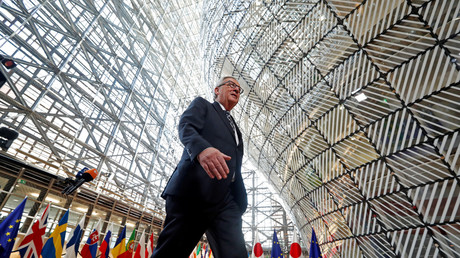 Jean-Claude Juncker marchant dans le hall de la Commission européenne à Bruxelles