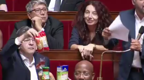 A l'Assemblée, Mélenchon, sa conserve de haricots et son sachet de pâtes dénoncent la baisse des APL