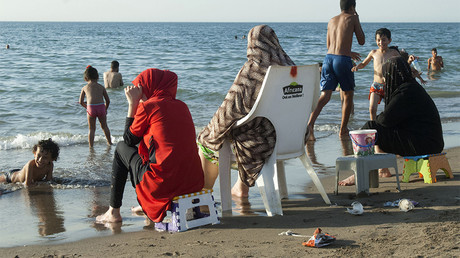 Algérie : contre les pressions en ligne, des militantes féministes appellent à se baigner en maillot