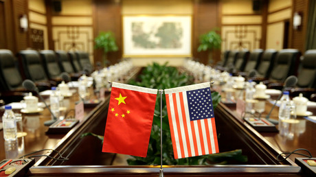 Drapeaux américain et chinois sur une table lors d'une rencontre diplomatique
