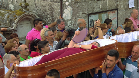Des cercueils occupés par des vivants défilent en Espagne à l'occasion du pèlerinage de Santa Marta