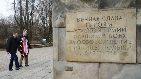 Une gerbe est déposée près d'un monument à l'Armée rouge en Varsovie