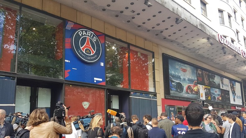 Les fans du PSG, massés devant la boutique du club dans l'espoir d'obtenir un maillot de Neymar