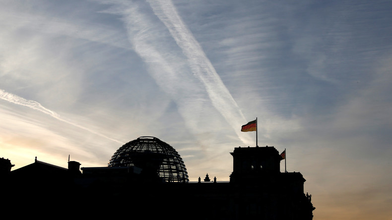 Deux touristes chinois arrêtés par la police pour un salut nazi devant le Parlement allemand