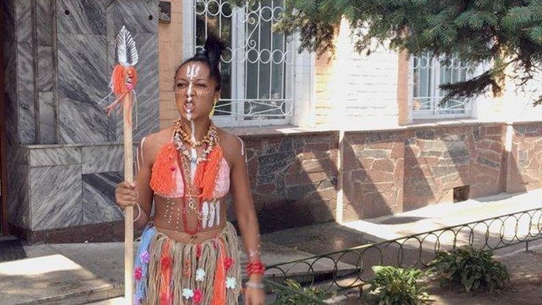 Ukraine : convoquée à la police, une activiste de Femen se présente dans un costume tribal