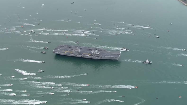 Royaume-Uni : le Queen Elizabeth se dirige vers Portsmouth (IMAGES AERIENNES)