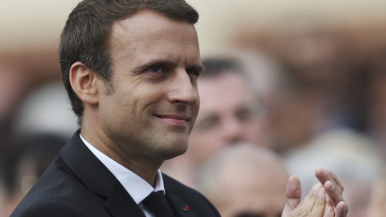 «Nous vous admirons, nous vous adorons» : des enseignantes russes déclarent leur flamme à Macron