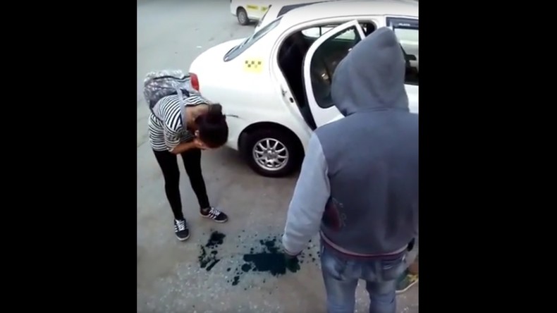 Elles n’ont pas pu payer le taxi, les chauffeurs les forcent à se colorer le visage en vert (VIDEO)