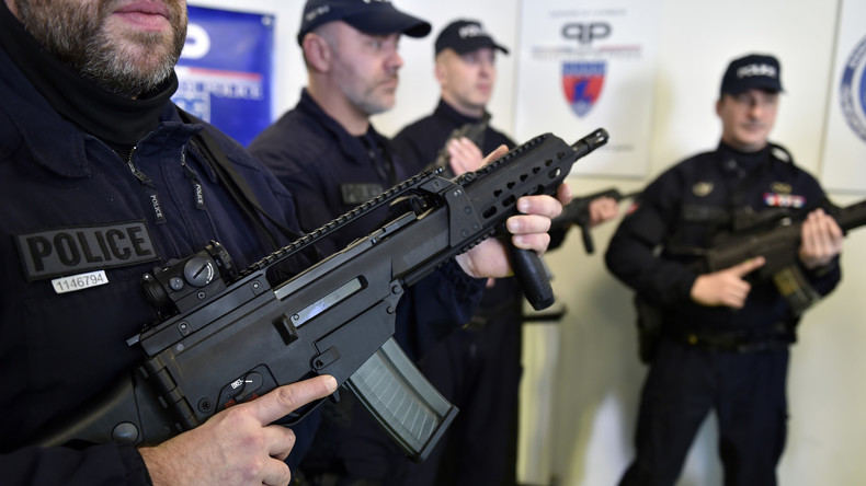 Les CRS surveillant la maison de Macron sommés de cacher leurs fusils d'assaut