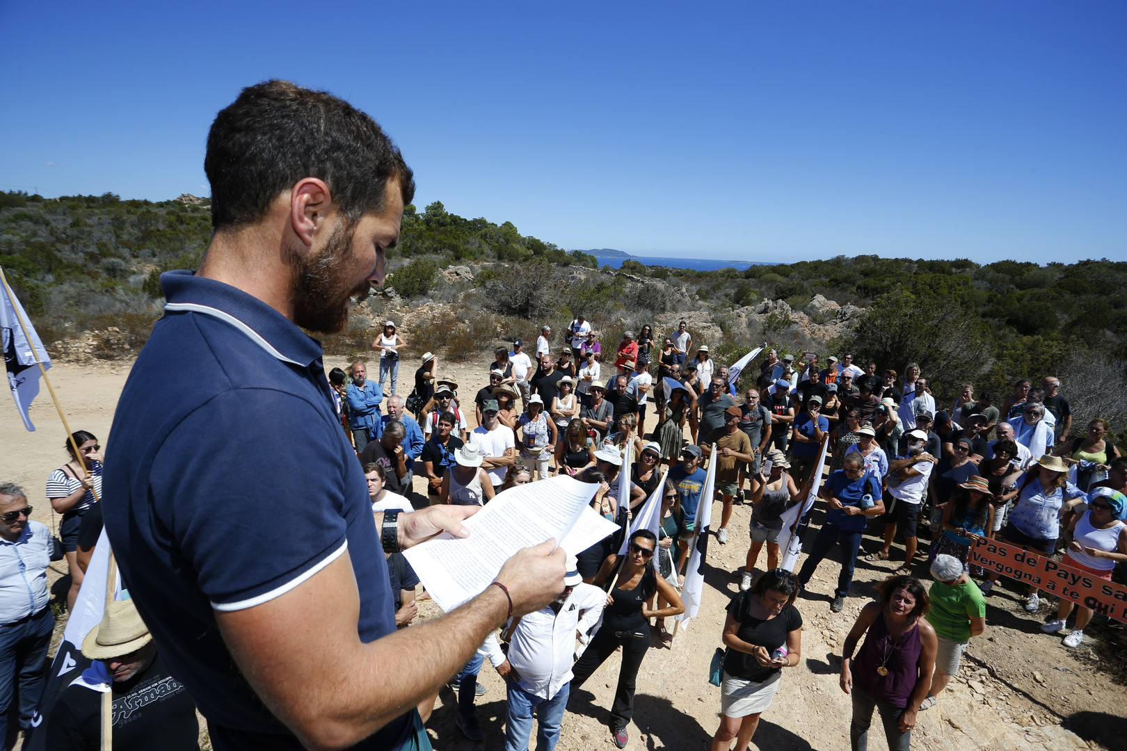 «Une injure à tous les Corses» : rassemblement pour la démolition de villas d'un proche de Macron