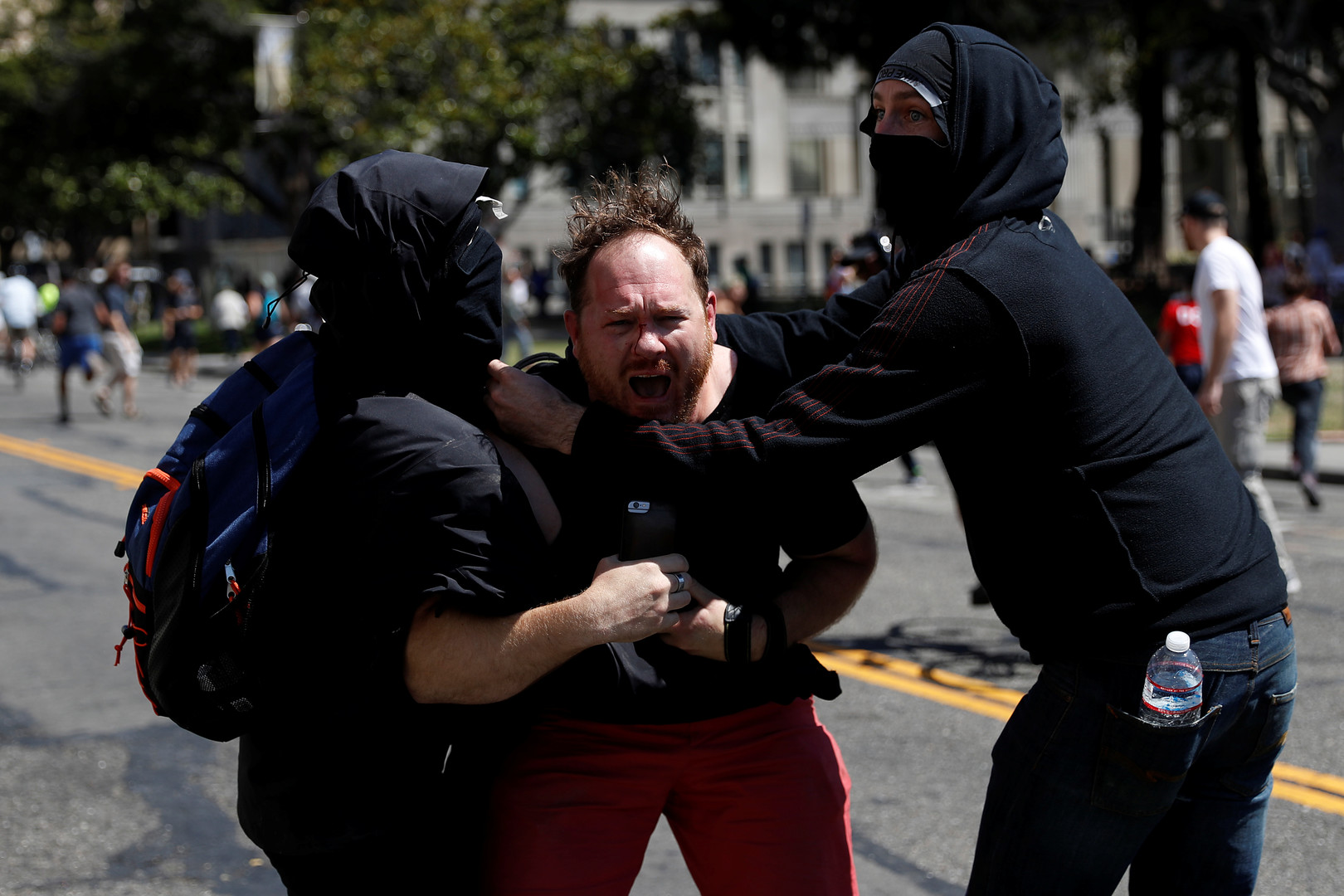 Berkeley : des centaines d'antifas attaquent des partisans de Trump et des journalistes (IMAGES)