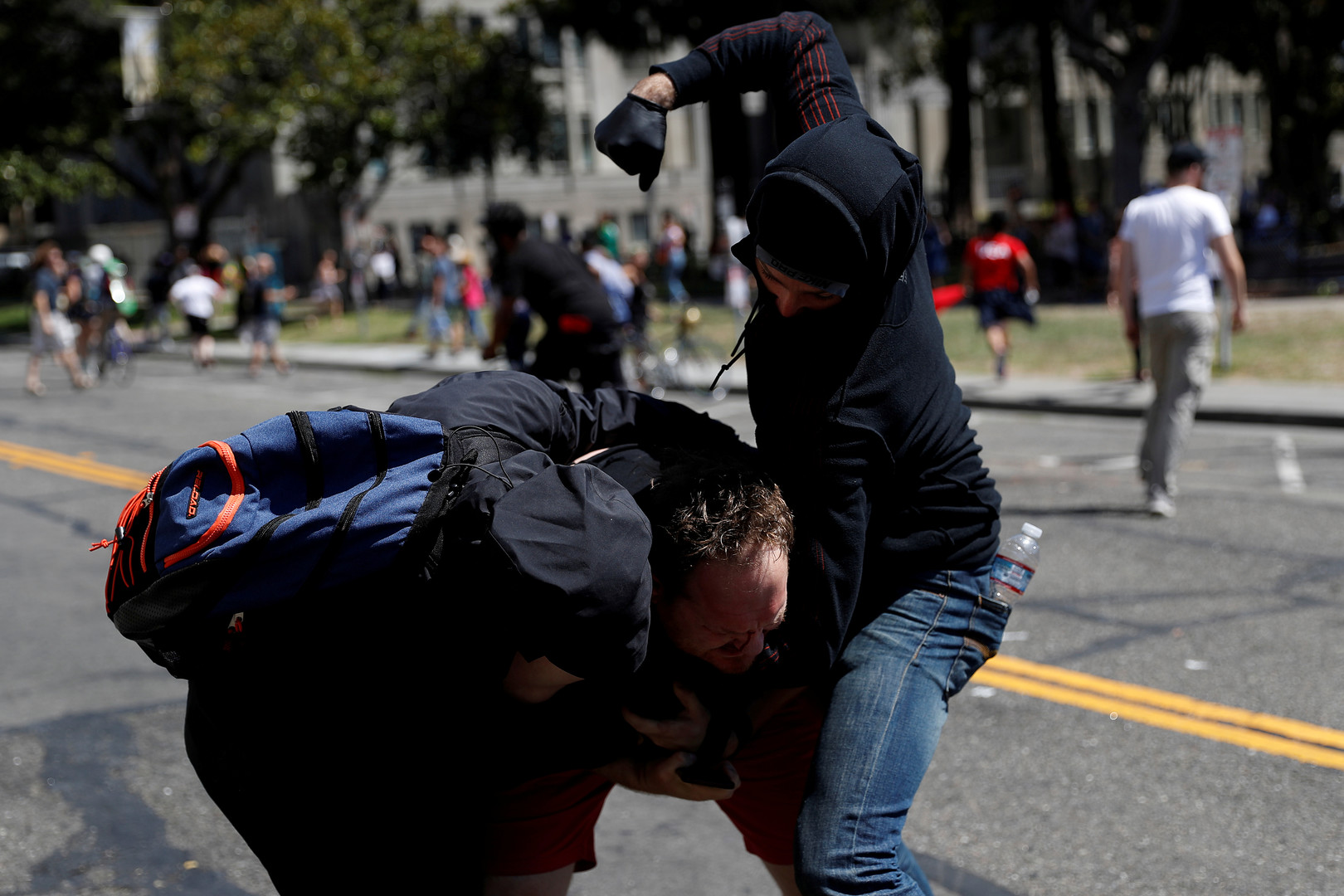 Berkeley : des centaines d'antifas attaquent des partisans de Trump et des journalistes (IMAGES)