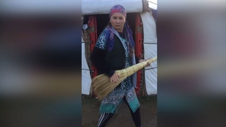 Une Kirghize danse pour protester contre les mariages forcés dans son pays 