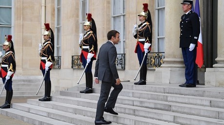 Emmanuel Macron sur le perron de l'Elysée