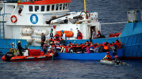 L'ONG allemande Jugend Rettet sauve des migrants en Méditerranée 