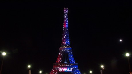 Illuminée par le PSG pour l'arrivée de Neymar, la tour Eiffel au cœur des débats sur Twitter
