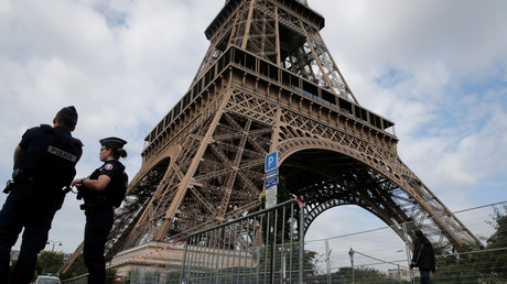 Attaque au couteau à la tour Eiffel : un suspect interpellé, le parquet antiterroriste saisi (VIDEO)
