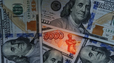 Des billets de dollar et de rouble