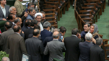 Gênant ? Des parlementaires iraniens se bousculent pour un selfie avec Federica Mogherini (VIDEO)