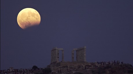 Images exceptionnelles de l’éclipse de Lune au-dessus d’un antique temple grec